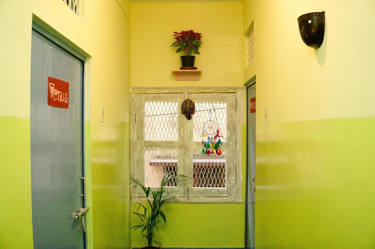 Good Vibes Hostel Варанаси Экстерьер фото